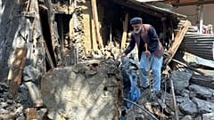 Keşmirli bir köylü, 10 Mayıs 2025 Cumartesi günü Hindistan tarafından yapılan bombardımanın sonucu evinde oluşan hasarı inceliyor.