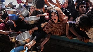 يكافح الفلسطينيون للحصول على الطعام المتبرع به في مطبخ مجتمعي في خان يونس ، جنوب قطاع غزة ، الجمعة 9 مايو / أيار 2025