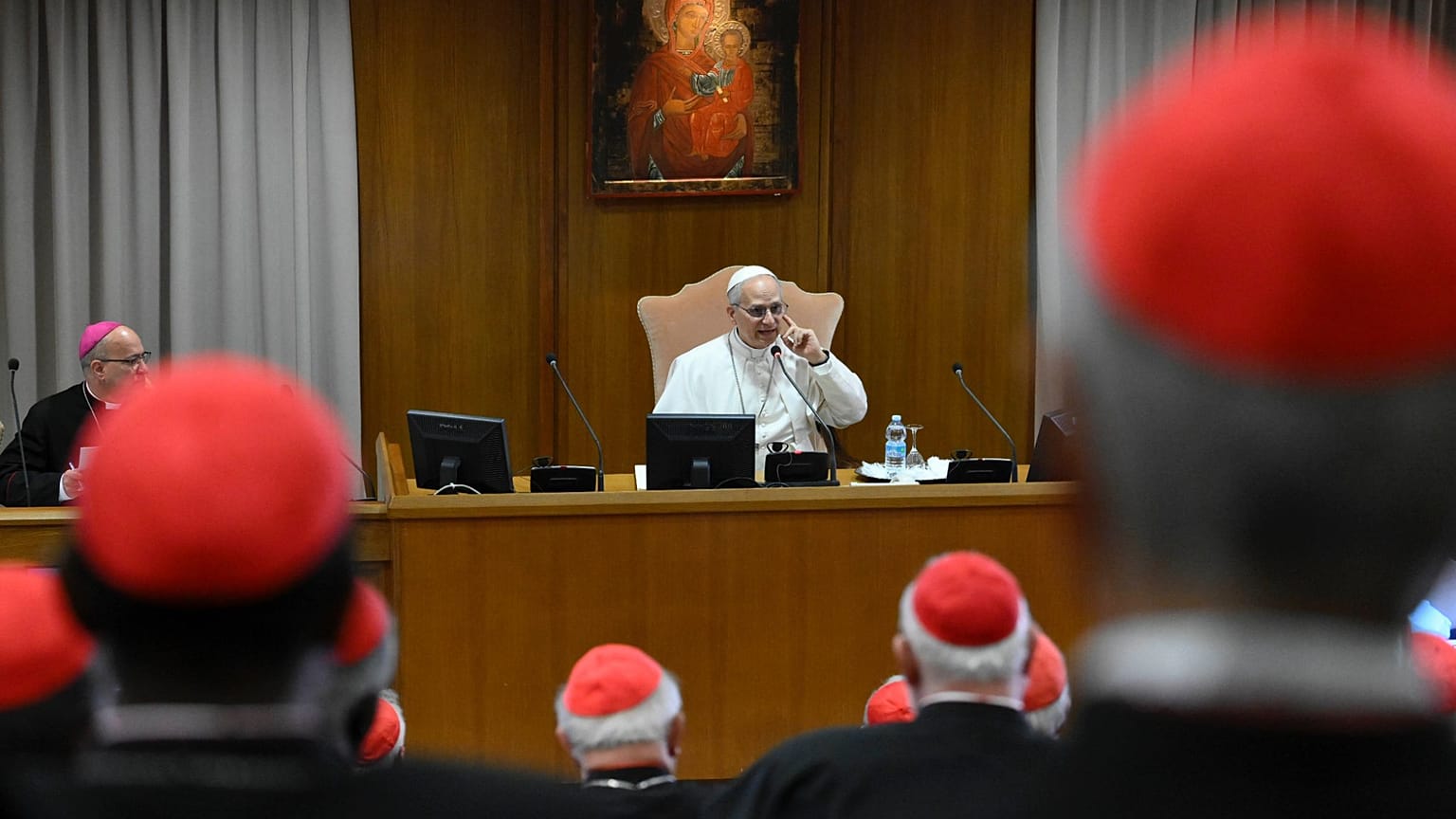 Papa Leão XIV durante o encontro com os Cardeais, 10 de maio de 2025, Sala de Imprensa do Vaticano - Sala Stampa Vaticana