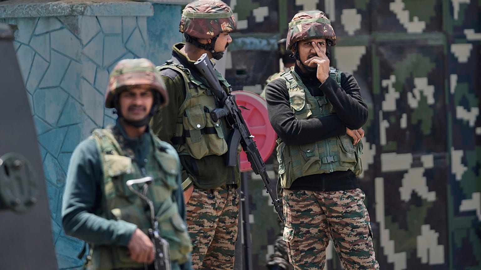 Hindistan ordusu askerleri, Hindistan kontrolündeki Keşmir'in Srinagar kentinde duyulan yüksek patlama seslerinin ardından nöbet tutuyor, 10 Mayıs 2025.