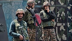 Hindistan ordusu askerleri, Hindistan kontrolündeki Keşmir'in Srinagar kentinde duyulan yüksek patlama seslerinin ardından nöbet tutuyor, 10 Mayıs 2025.