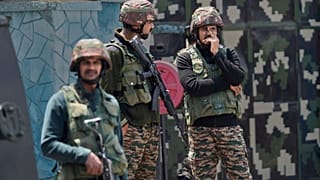 Hindistan ordusu askerleri, Hindistan kontrolündeki Keşmir'in Srinagar kentinde duyulan yüksek patlama seslerinin ardından nöbet tutuyor, 10 Mayıs 2025.