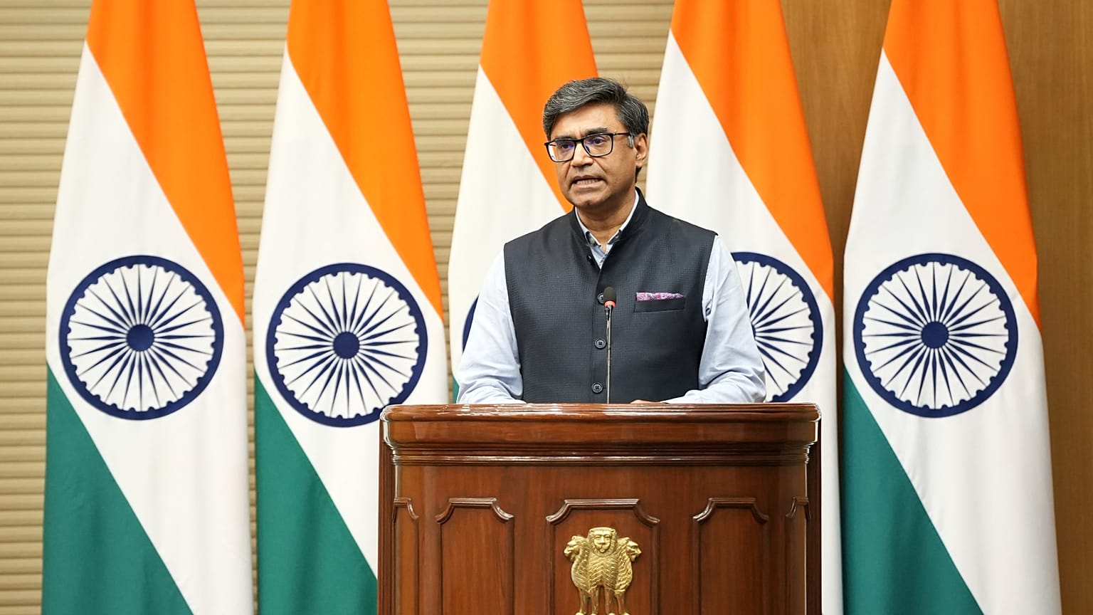 Il ministro degli Esteri indiano, Vikram Misri, partecipa a un briefing con la stampa a Nuova Delhi, confermando il cessate il fuoco con il Pakistan (10 maggio 2025)