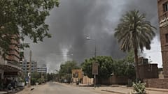 الدخان يتصاعد من العاصمة السودانية الخرطوم في نيسان/ أبريل 2024