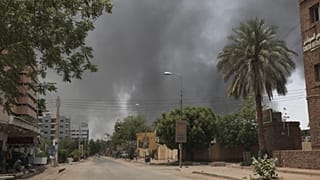 الدخان يتصاعد من العاصمة السودانية الخرطوم في نيسان/ أبريل 2024