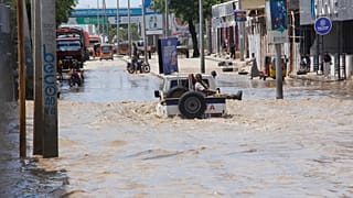 شاحنة تمر عبر مياه الفيضانات بعد هطول أمطار غزيرة في مقديشو ، الصومال ، السبت 10 مايو 2025. 