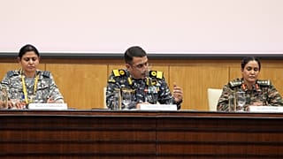 Askeri yetkililer 10 Mayıs 2025 Cumartesi günü Hindistan, Yeni Delhi'de bir basın toplantısı düzenliyor