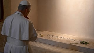 Papa Leone XIV prega sulla tomba del suo predecessore, Francesco