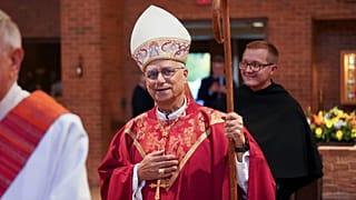 Papst Leo XIV. im Jahre 2024 als Robert Kardinal Prevost bei einer Messe in St. Jude in New Lennox (Illinois)
