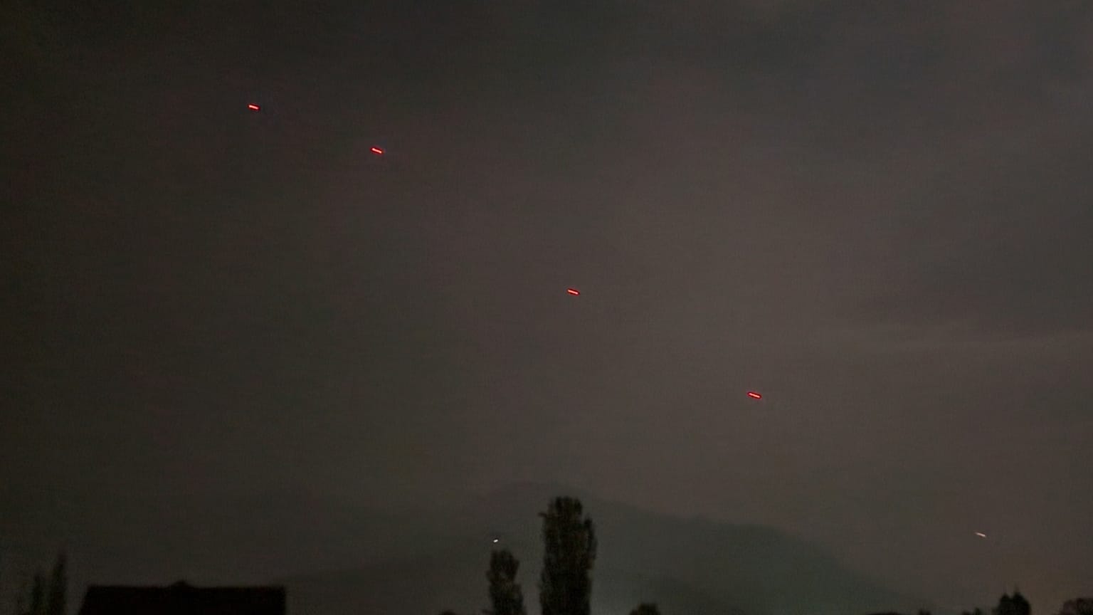 Le tracce rosse dei proiettili sopra Srinagar, nel Kashmir controllato dall'India (10 maggio 2025)