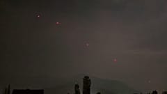 Le tracce rosse dei proiettili sopra Srinagar, nel Kashmir controllato dall'India (10 maggio 2025) 