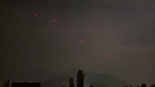 Le tracce rosse dei proiettili sopra Srinagar, nel Kashmir controllato dall'India (10 maggio 2025)