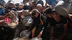 يكافح الفلسطينيون للحصول على الطعام المتبرع به في مطبخ مجتمعي في خان يونس ، جنوب قطاع غزة ، الجمعة 9 مايو / أيار 2025. 