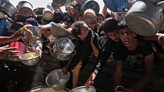 يكافح الفلسطينيون للحصول على الطعام المتبرع به في مطبخ مجتمعي في خان يونس ، جنوب قطاع غزة ، الجمعة 9 مايو / أيار 2025. 