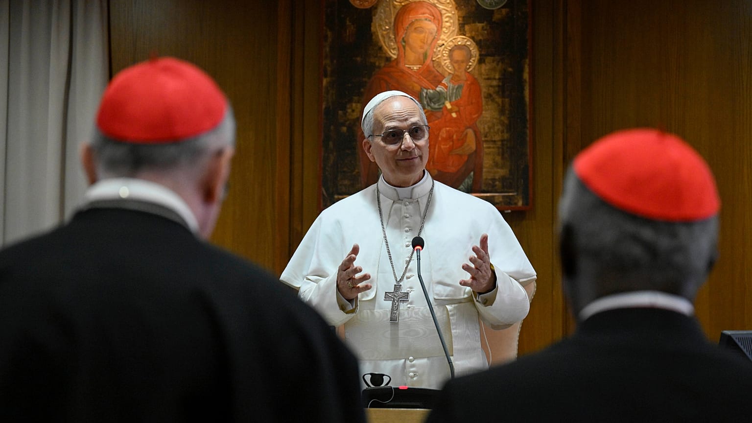 O Papa Leão XIV reúne-se com o Colégio dos Cardeais na Sala Nova do Sínodo, no Vaticano (10 de maio de 2025)