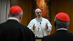 O Papa Leão XIV reúne-se com o Colégio dos Cardeais na Sala Nova do Sínodo, no Vaticano (10 de maio de 2025)