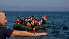 (IMAGEM DE ARQUIVO) Migrantes a chegar a terra