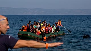 (IMAGEM DE ARQUIVO) Migrantes a chegar a terra