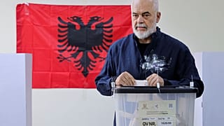 Эди Рама голосует на выборах в Албании