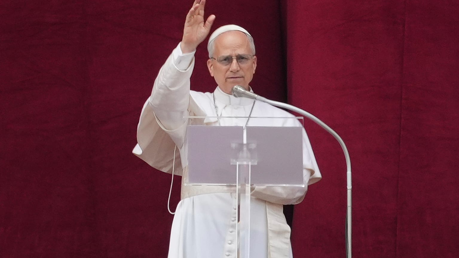  O Papa Leão XIV dá a bênção da varanda central da Basílica de São Pedro na sua primeira bênção dominical após a sua eleição (11 de maio de 2025)