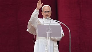 O Papa Leão XIV dá a bênção da varanda central da Basílica de São Pedro na sua primeira bênção dominical após a sua eleição (11 de maio de 2025)