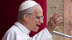 Le pape Léon XIV apparaît au balcon central de la basilique Saint-Pierre pour sa première bénédiction dominicale après son élection. 