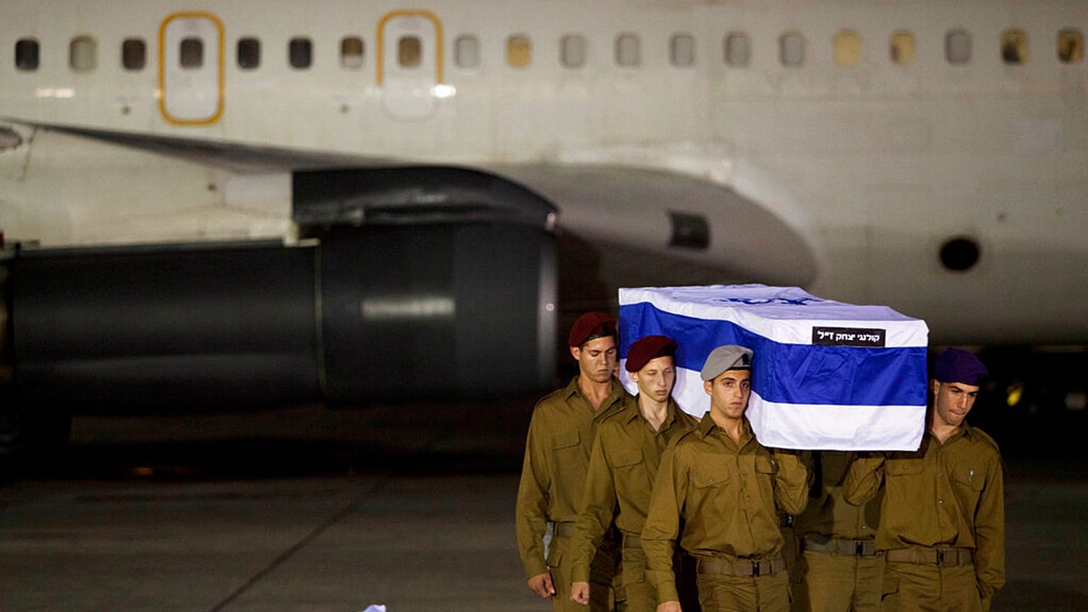 جنود إسرائيليين يحملون نعشاً 