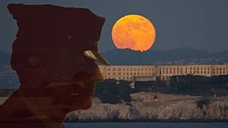 Az Alcatraz 2023-ban és egy fegyőr sziluettje