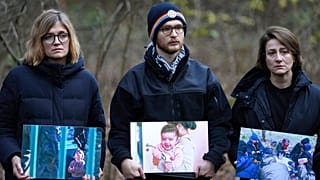 Członkowie polskiej sieci aktywistów Grupa Granica (Grupa Graniczna), monitorujący sytuację na granicy polsko-białoruskiej, pokazują zdjęcia migrantów, 12 listopada 2021 r.