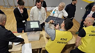 В Тиране проводится проверка избирательных урн после завершения голосования на парламентских выборах, Албания, 11 мая 2025 г. 