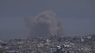 تصاعد الدخان جراء القصف الإسرائيلي على مدينة غزة