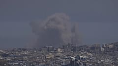 تصاعد الدخان جراء القصف الإسرائيلي على مدينة غزة