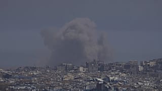 تصاعد الدخان جراء القصف الإسرائيلي على مدينة غزة