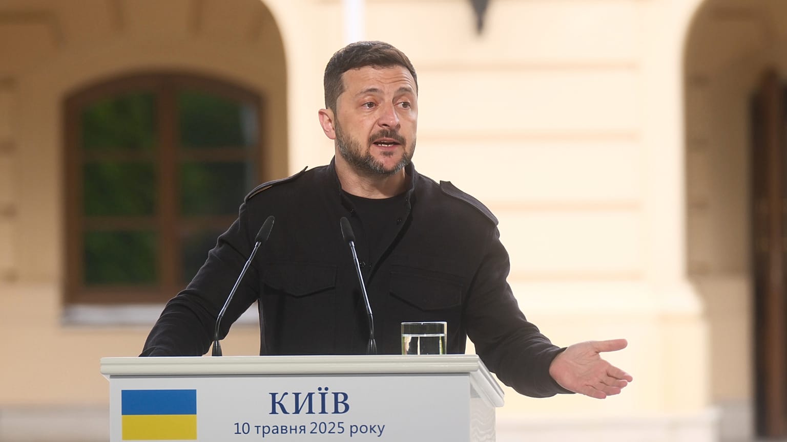 Prezydent Ukrainy Wołodymyr Zełenski przemawia podczas konferencji prasowej w Pałacu Maryjskim w Kijowie, Ukraina, sobota, 10 maja 2025 r.