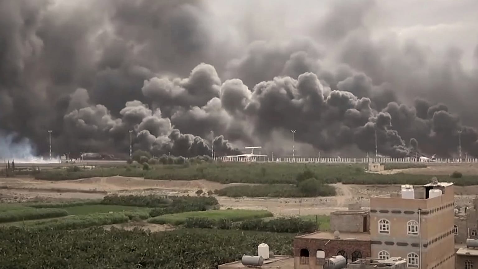 صورة تظهر دخانا يتصاعد من طائرة مدنية في أعقاب الغارات الجوية الإسرائيلية على مطار صنعاء الدولي في صنعاء، اليمن، يوم الثلاثاء 6 مايو/أيار 2025.