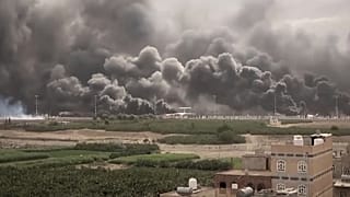 صورة تظهر دخانا يتصاعد من طائرة مدنية في أعقاب الغارات الجوية الإسرائيلية على مطار صنعاء الدولي في صنعاء، اليمن، يوم الثلاثاء 6 مايو/أيار 2025.