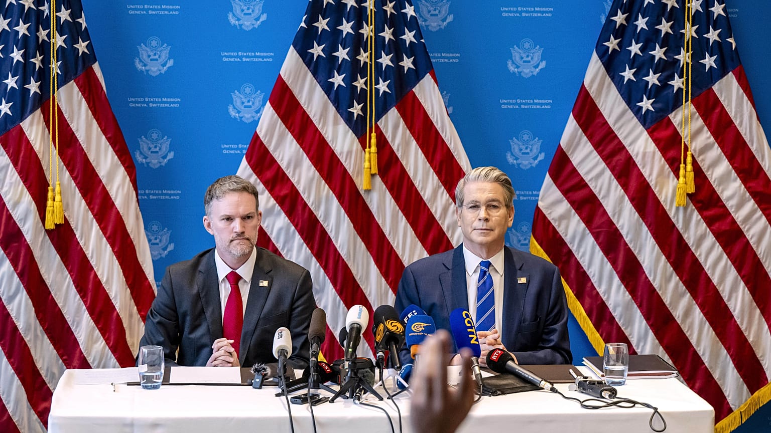 Jamieson Greer und Scott Bessent nehmen an einer Pressekonferenz nach zweitägigen Gesprächen über den Handel zwischen den Vereinigten Staaten und China am Montag, 12. Mai 2025