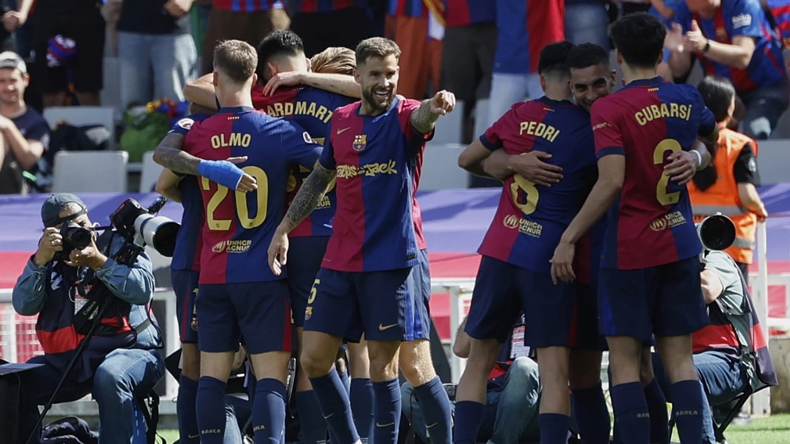 احتفالات لاعبي برشلونة بعد الفوز على ريال مدريد
