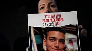 ARCHIVO - Yael Alexander sostiene un póster de su hijo, Edan, que fue tomado como rehén por militantes de Hamás el 7 de octubre de 2023.