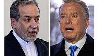 FILE - Questa foto mostra il ministro degli Esteri iraniano Abbas Araghchi, a sinistra, a Teheran, in Iran, il 25 febbraio 2025 e Steve Witkoff, a destra, inviato speciale della Casa Bianca, nella foto.