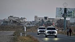 مركبات تابعة للصليب الأحمر تقل الرهينة والجندي الأمريكي الإسرائيلي عيدان ألكسندر تغادر قطاع غزة بعد تسليمه إلى المنظمة، الإثنين 12 مايو 2025.
