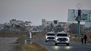 مركبات تابعة للصليب الأحمر تقل الرهينة والجندي الأمريكي الإسرائيلي عيدان ألكسندر تغادر قطاع غزة بعد تسليمه إلى المنظمة، الإثنين 12 مايو 2025.