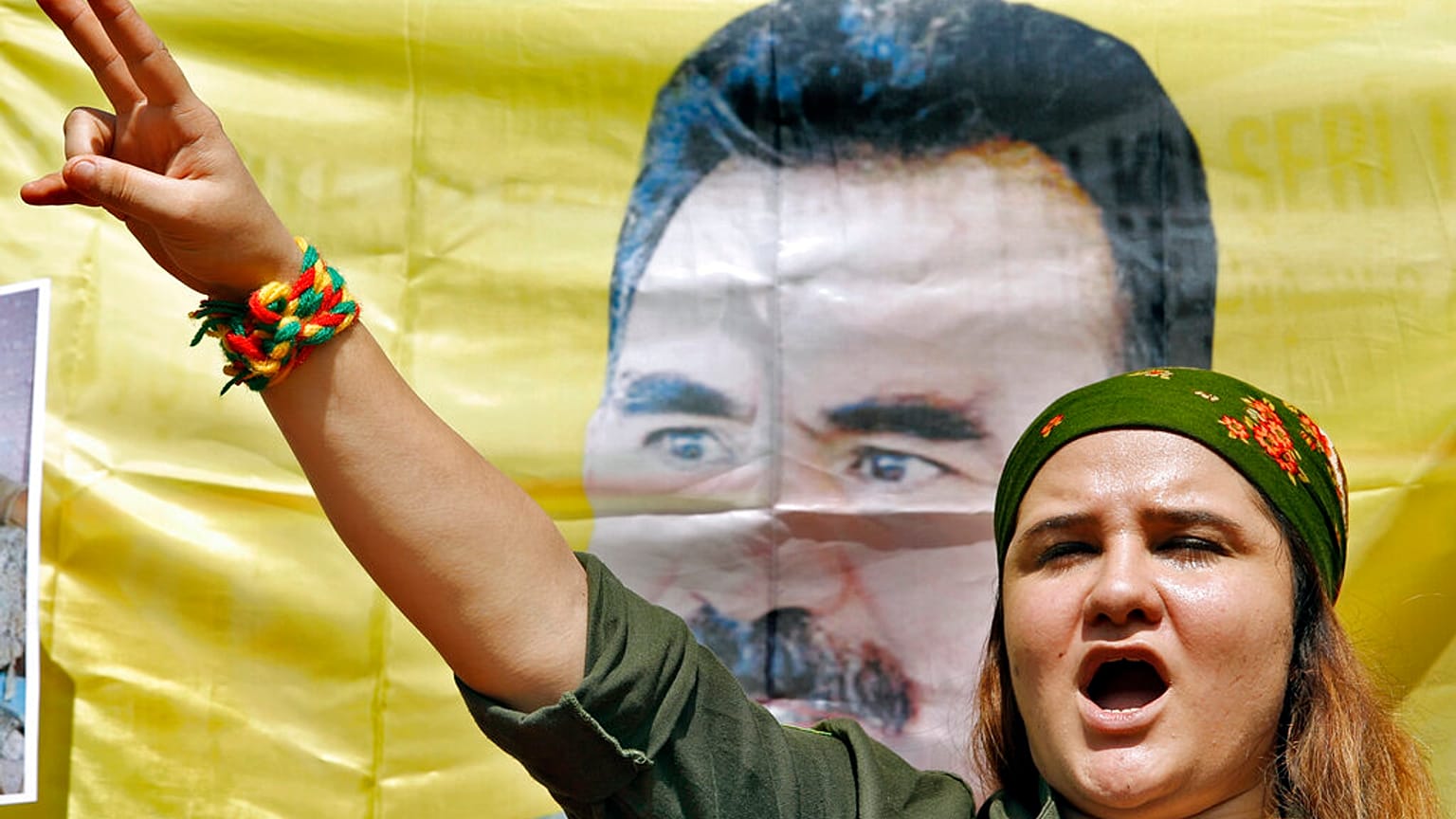 Ein kurdischer Demonstrant neben einem Porträt des inhaftierten kurdischen Guerillaführers Abdullah Öcalan vor dem Hauptsitz der Vereinten Nationen in Beirut, Libanon, 11. Oktober 2019