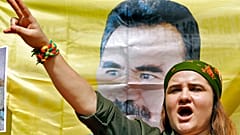 Ein kurdischer Demonstrant neben einem Porträt des inhaftierten kurdischen Guerillaführers Abdullah Öcalan vor dem Hauptsitz der Vereinten Nationen in Beirut, Libanon, 11. Oktober 2019