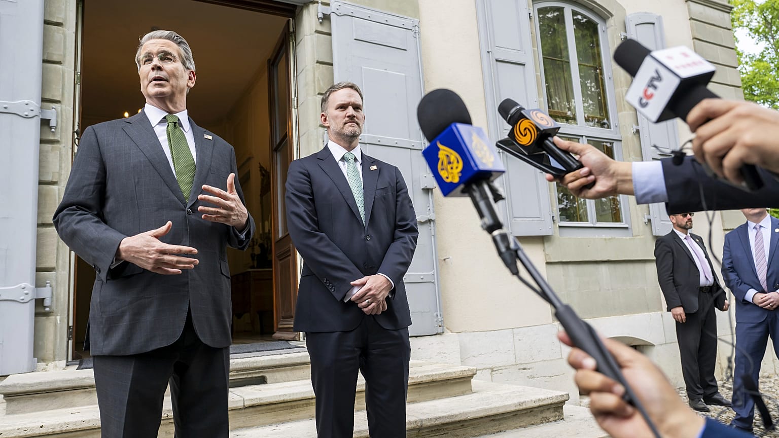 Scott Bessent, az amerikai pénzügyminiszter, balra