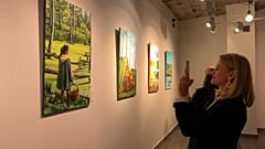 Afortunados compradores de los cuadros de Michal llegados de lejos llegaron al vernissage