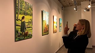 Afortunados compradores de los cuadros de Michal llegados de lejos llegaron al vernissage