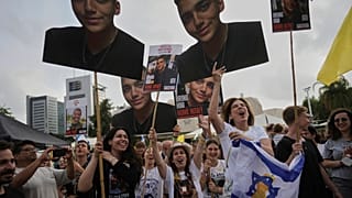 Menschen in Tel Aviv bejubeln die Freilassung von Edan Alexander, letzte lebende Hamas-Geisel mit US-Staatsbürgerschaft. 12. Mai 2025.