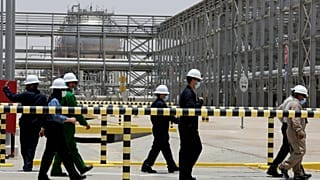 Инженеры компании Saudi Aramco сопровождают репортеров во время экскурсии по заводу по восстановлению жидкостей из природного газа в Хавии, Восточная провинция Саудовской Аравии, понедельник, 28 июня 2021 года.