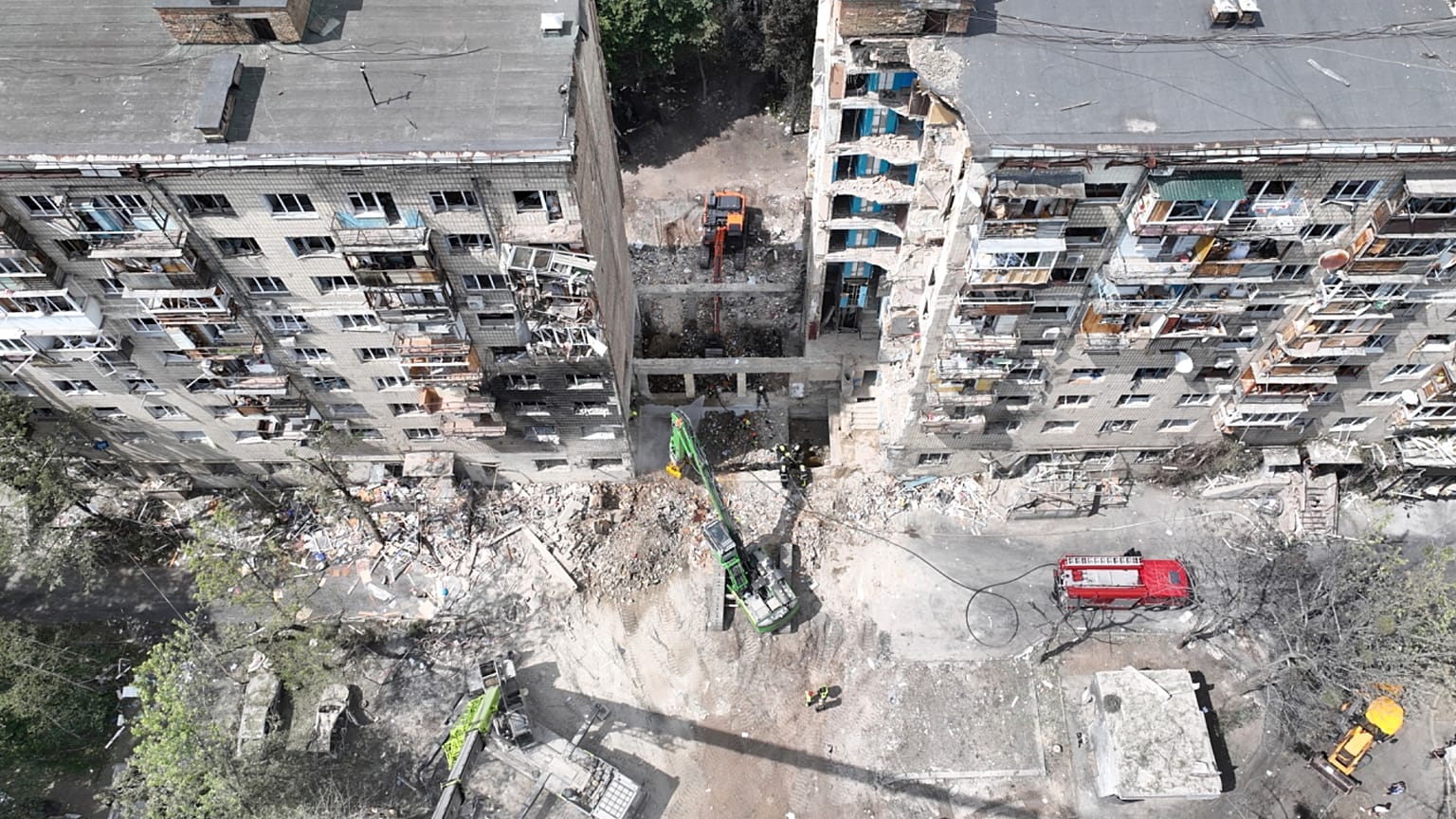 In questa foto aerea fornita dal Servizio di emergenza ucraino, i cercatori setacciano i rottami sul luogo dell'attacco missilistico mortale della Russia, 18 giugno 2025.